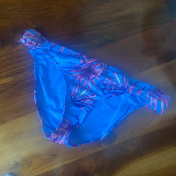 Bathing suit bottoms - Picture 2 of 3